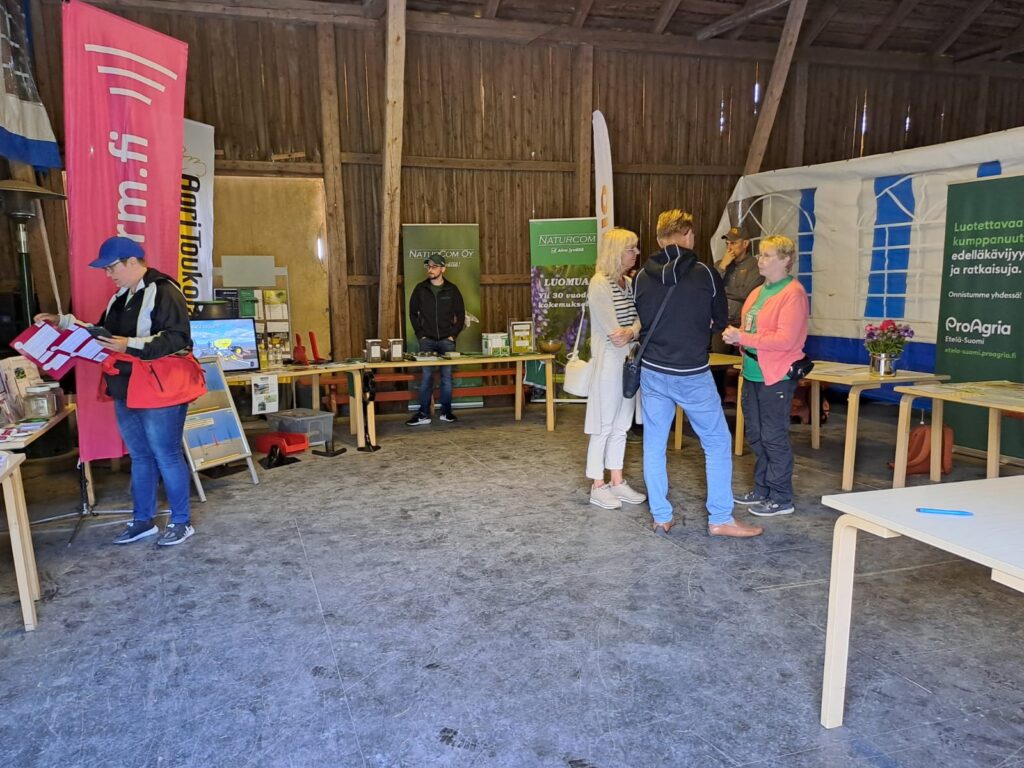 ihmisiä hallissa